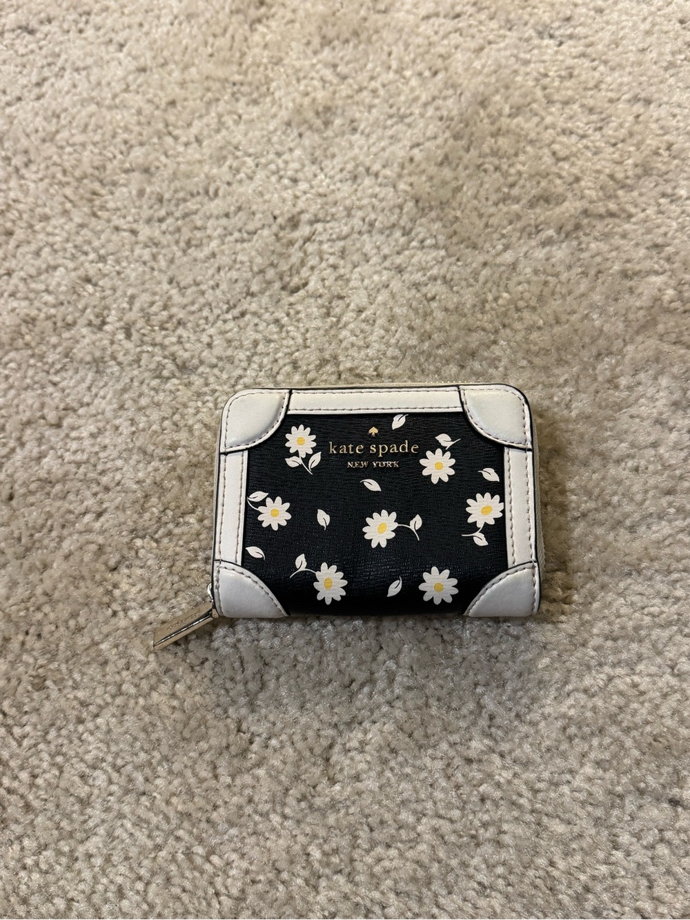 Kate Spade Traveler Small Zip Card Case - Black Daisy Floral Print White Trim
